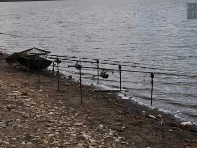 ...e attraverso una stradina sterrata scendiamo verso la riva. Appena arrivati notiamo una canne da pesca e un retino